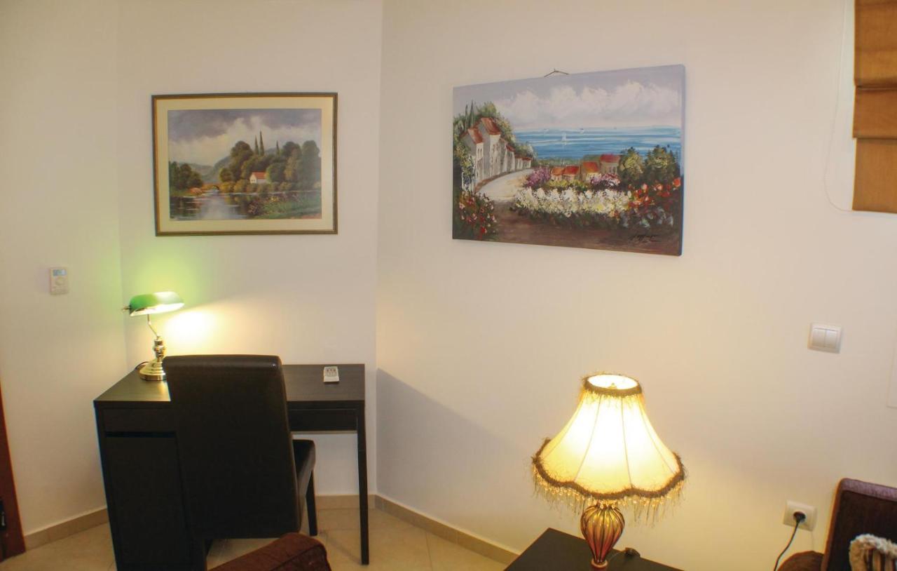 Nice Home In Nea Makri With Kitchen Ferienhaus Néa Mákri