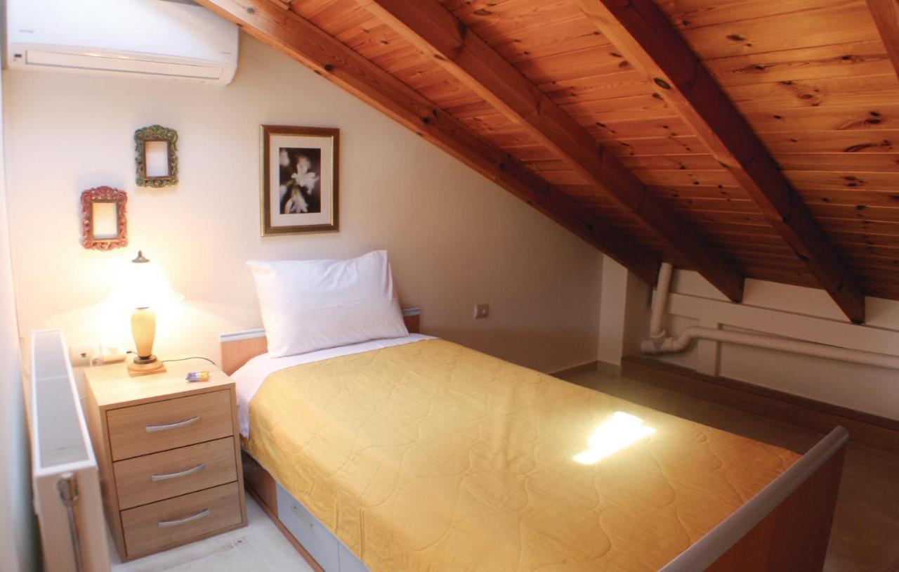 Ferienhaus Nice Home In Nea Makri With Kitchen