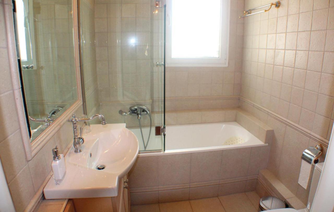 Nice Home In Nea Makri With Kitchen