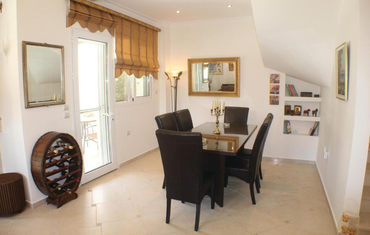 Nice Home In Nea Makri With Kitchen Ferienhaus