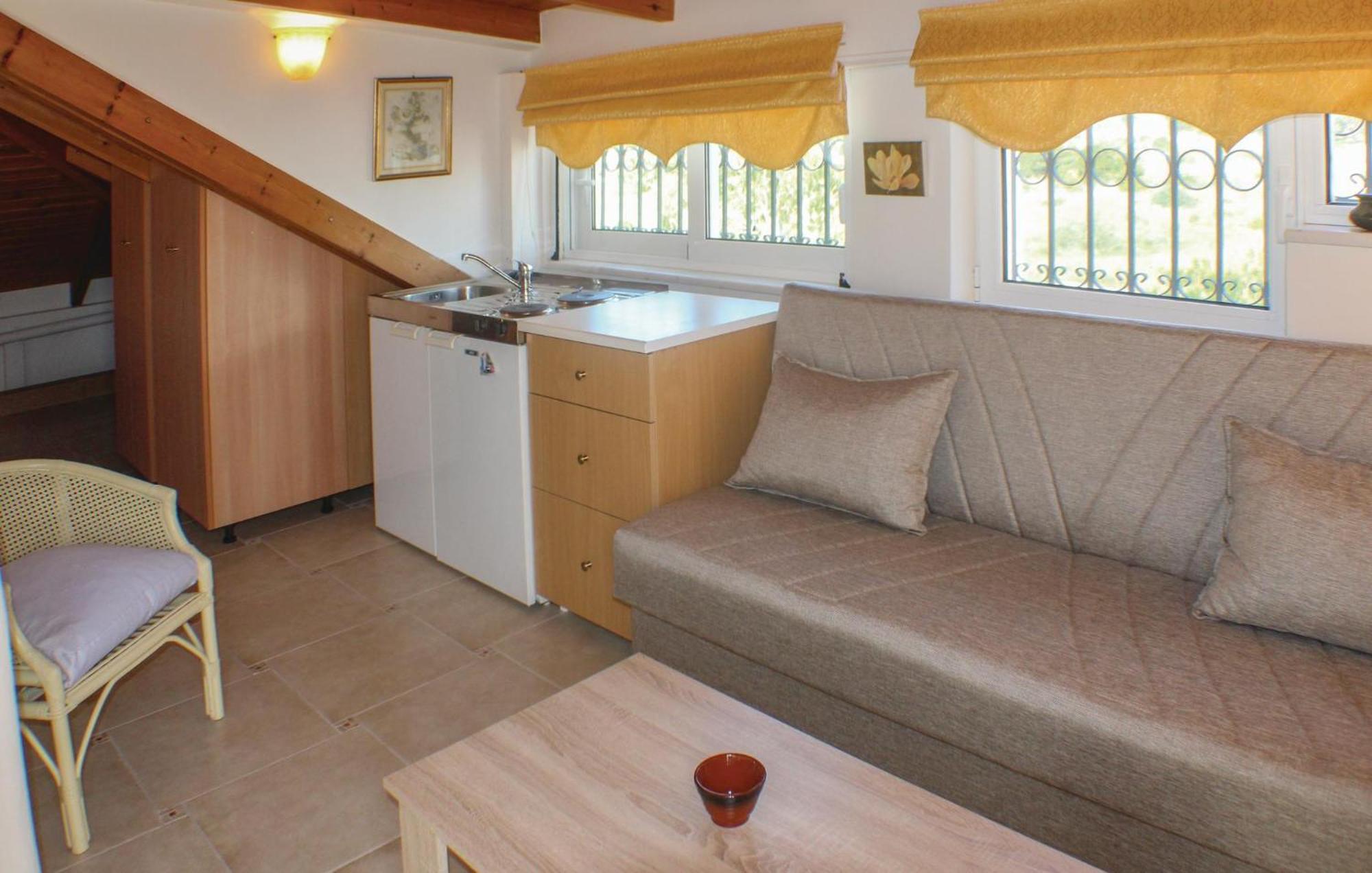 Nice Home In Nea Makri With Kitchen * Néa Mákri