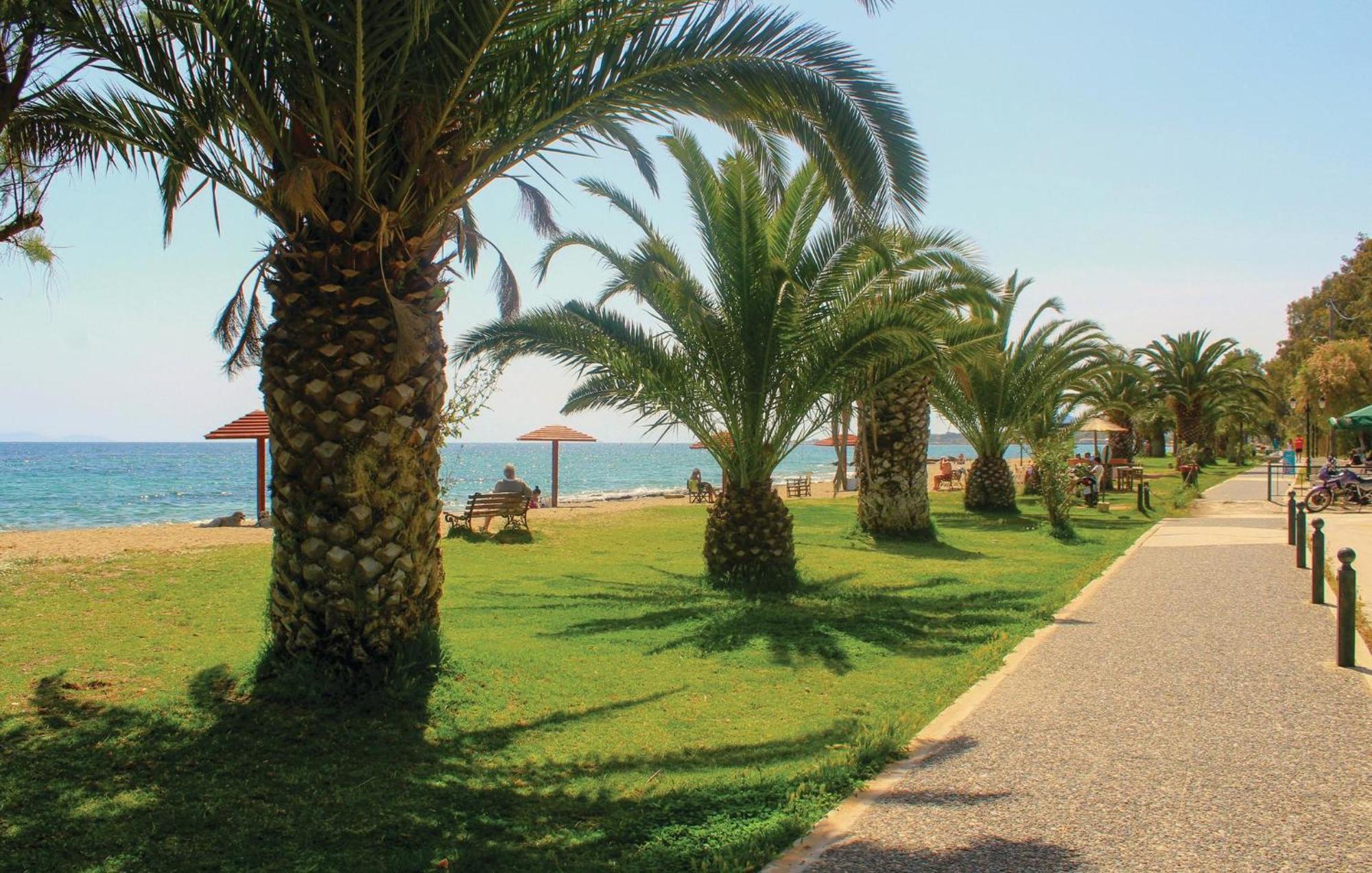 Nice Home In Nea Makri With Kitchen *